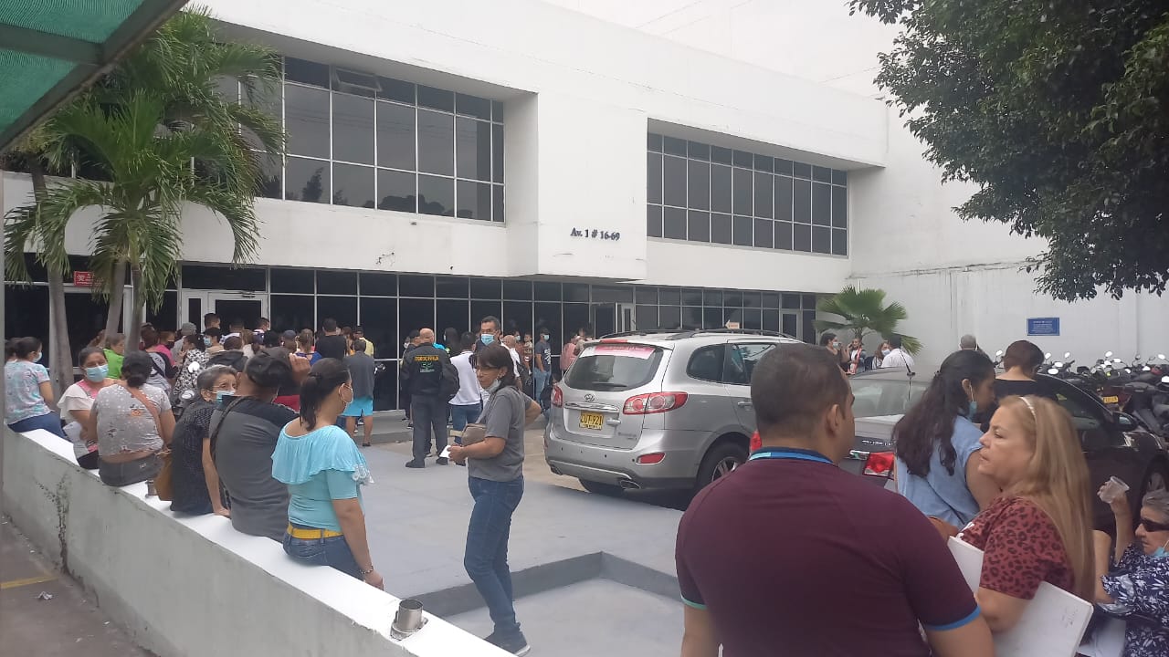 De pie, bajo el sol o lluvia deben esperar