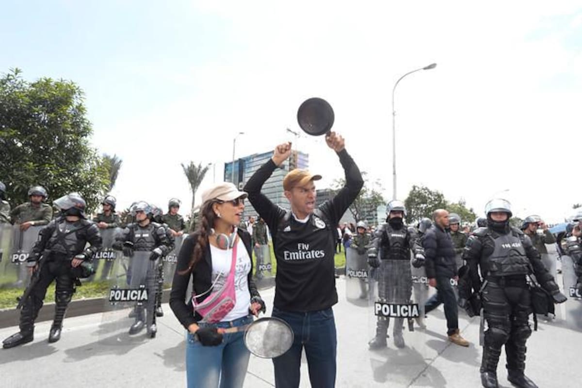 Continua el paro nacional de maestros. En la jornada del 29 de abril, profesores se concentraron en diferentes ciudades para adelantar un cacerolazo contra el Gobierno