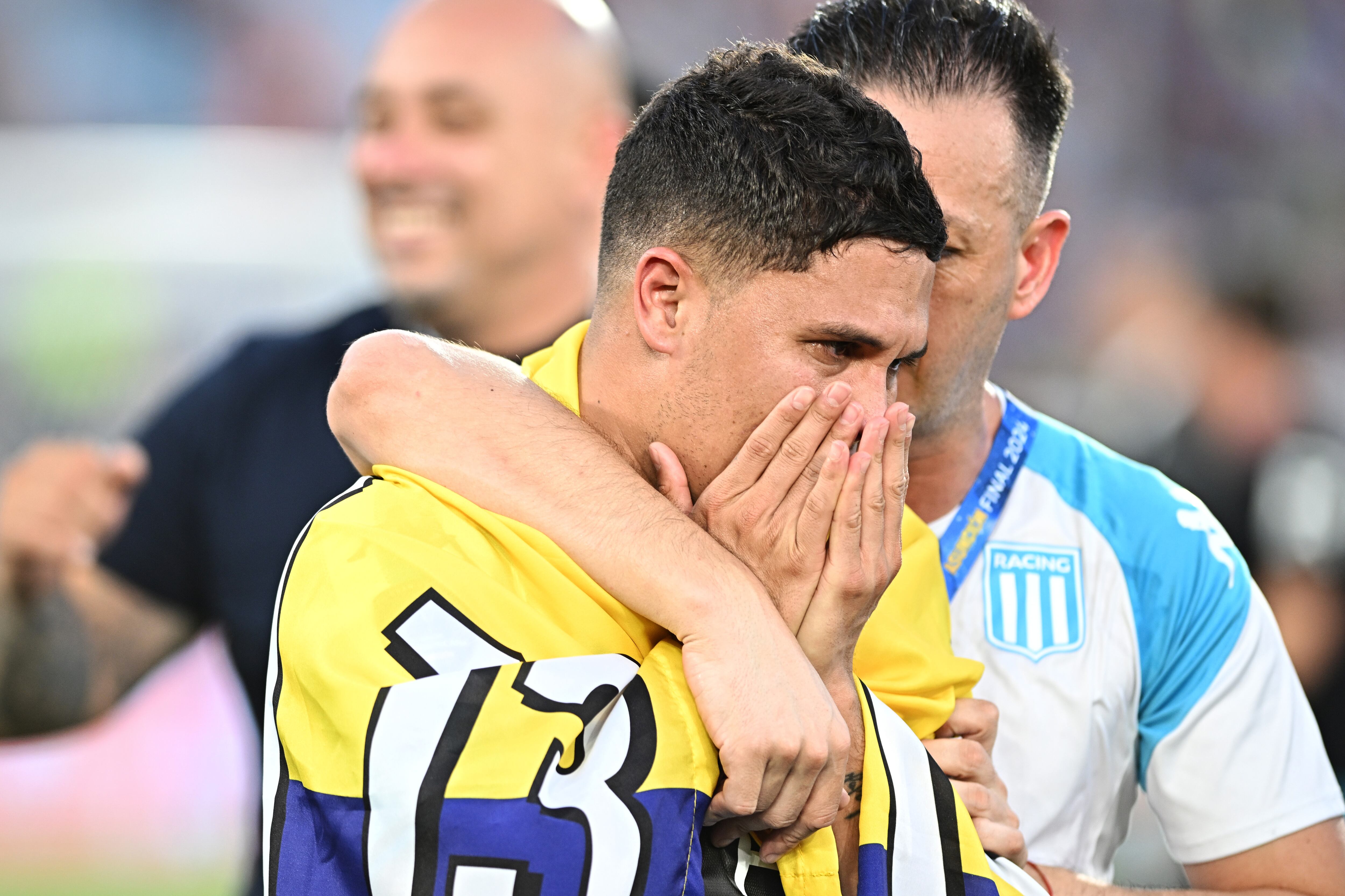Juan Fernando Quintero festeja emocionado su título de la Copa Sudamericana.  (Photo by Rodrigo Valle/Getty Images)