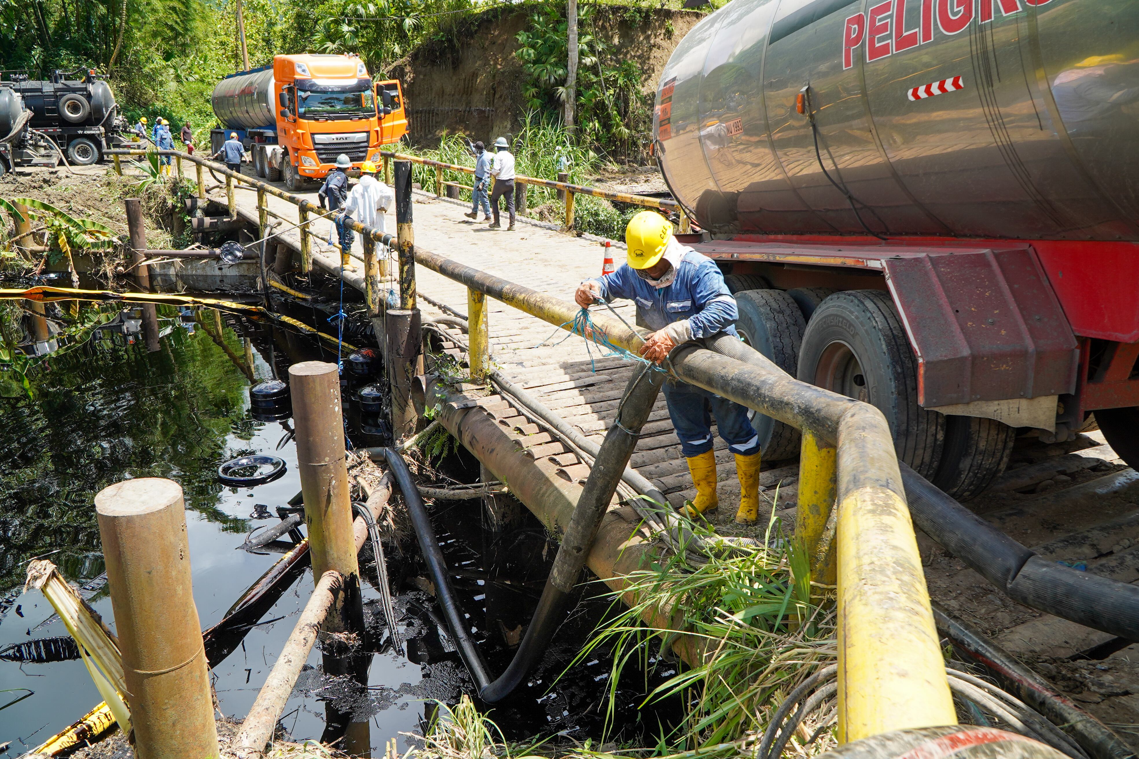 AME9724. EL VERGEL (ECUADOR), 16/03/2025.- Fotografía del 15 de marzo de 2025 cedida por Petroecuador de personas trabajando en la zona de un derrame de petroleo tras una rotura en el Sistema de Oleoducto Transecuatoriano (Sote) en el sector el Vergel, en Quininde, provincia de Esmeraldas (Ecuador). EFE/ Petroecuador /SOLO USO EDITORIAL/ SOLO DISPONIBLE PARA ILUSTRAR LA NOTICIA QUE ACOMPAÑA (CRÉDITO OBLIGATORIO)