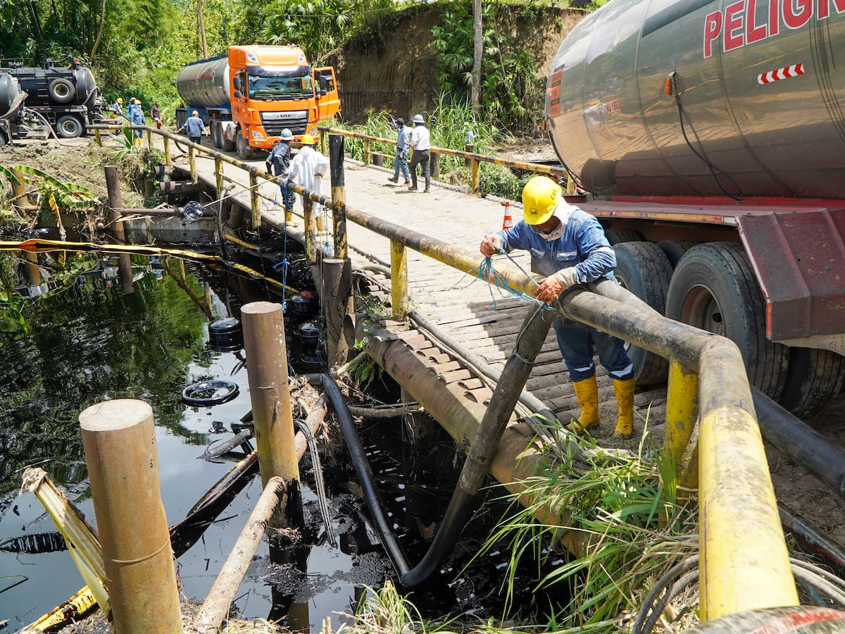 Ecuador frena exportaciones de petróleo tras derrame que afecta a 500 mil personas