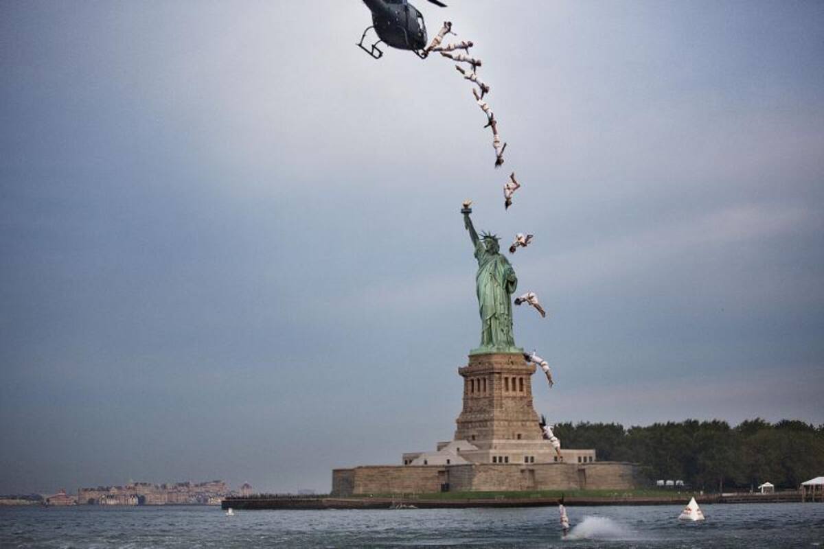 El clavadista colombiano saltó 23 metros desde un helicóptero como un adelanto de la quinta parada del Red Bull Cliff Diving World Series que se llevará a acabo en Boston (Estados Unidos).