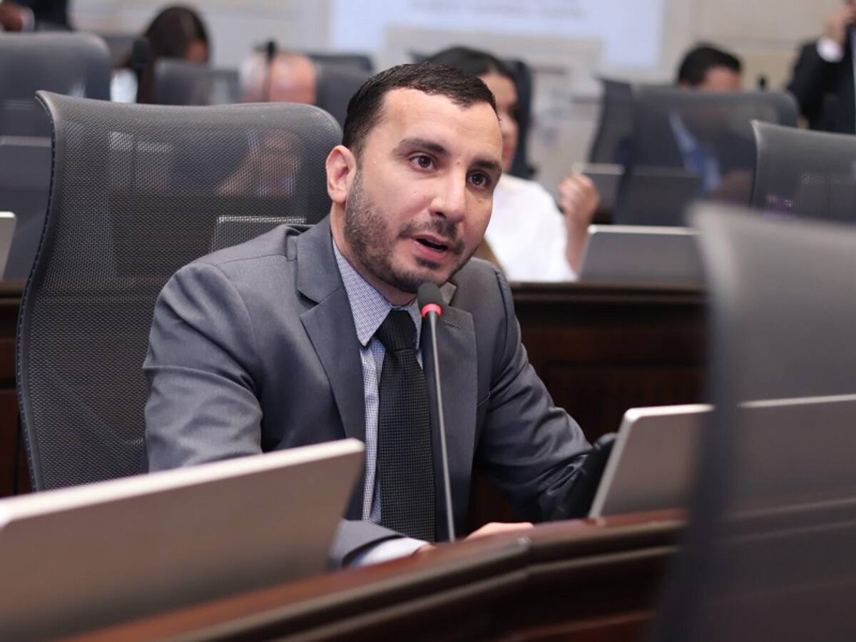 Fernando Niño pide intervención al Gobierno por incumplimiento en entrega de viviendas