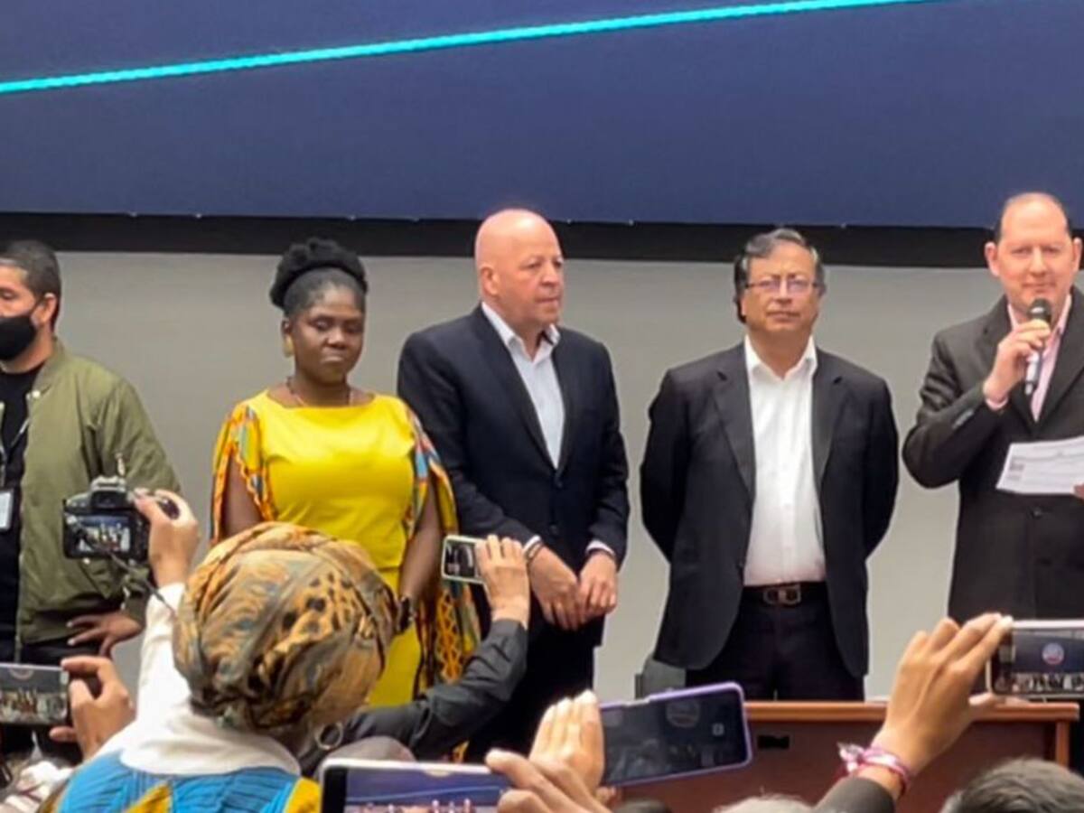 Gustavo Petro oficializó su candidatura presidencial en la Registraduría