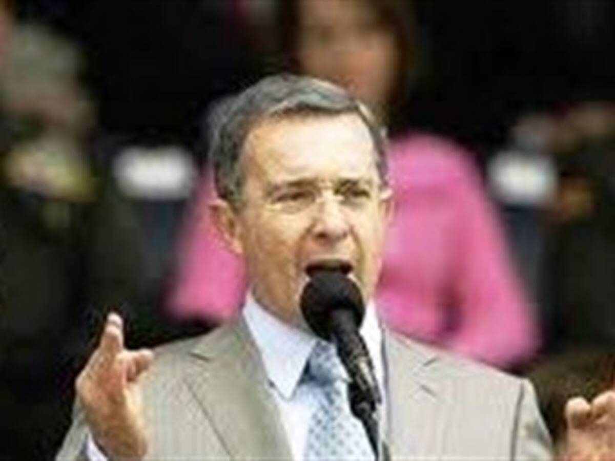 Ex presidente Uribe inicia campaña política a finales de enero