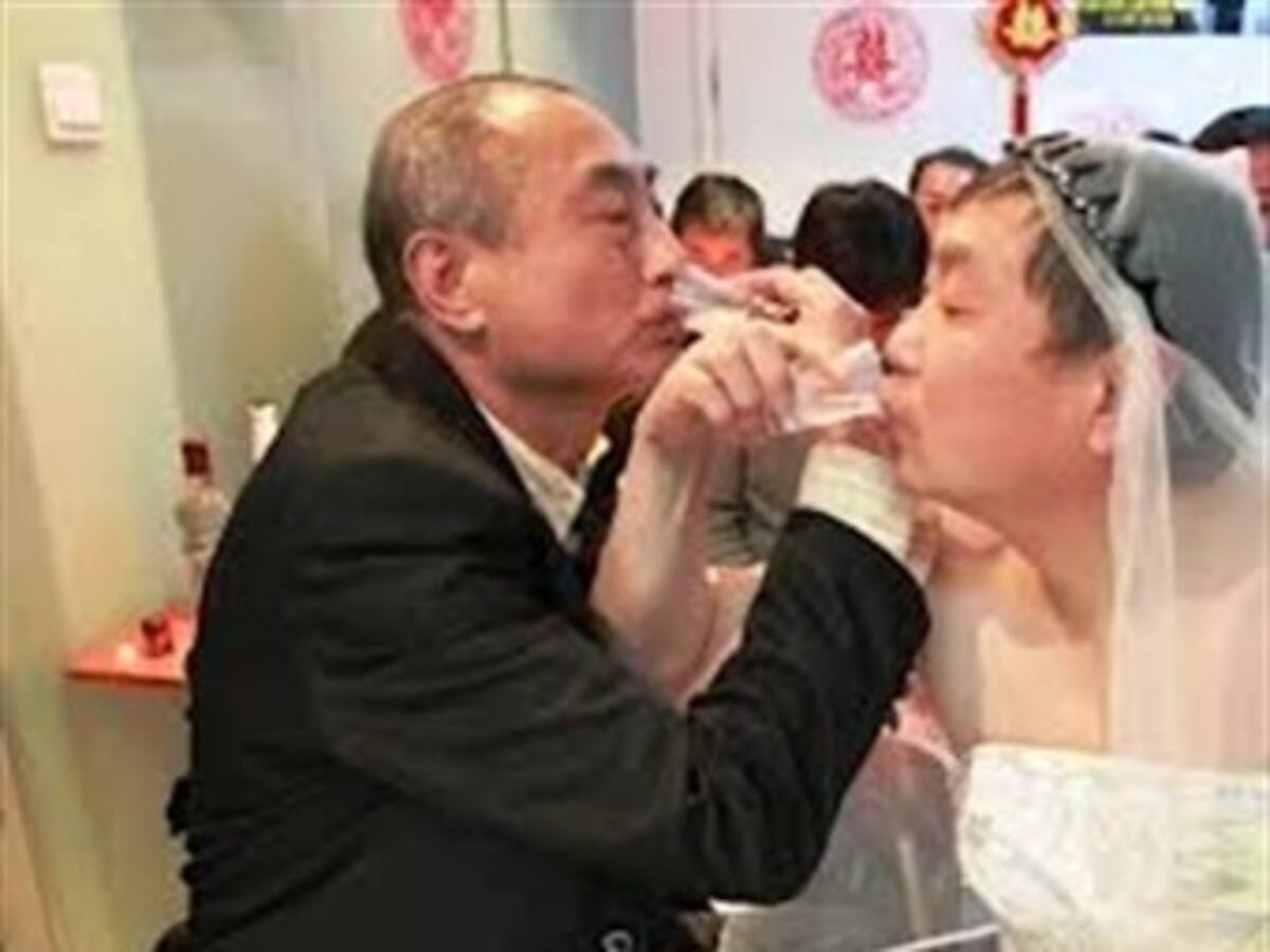 A pesar de las críticas en China, homosexuales difunden su matrimonio en redes sociales
