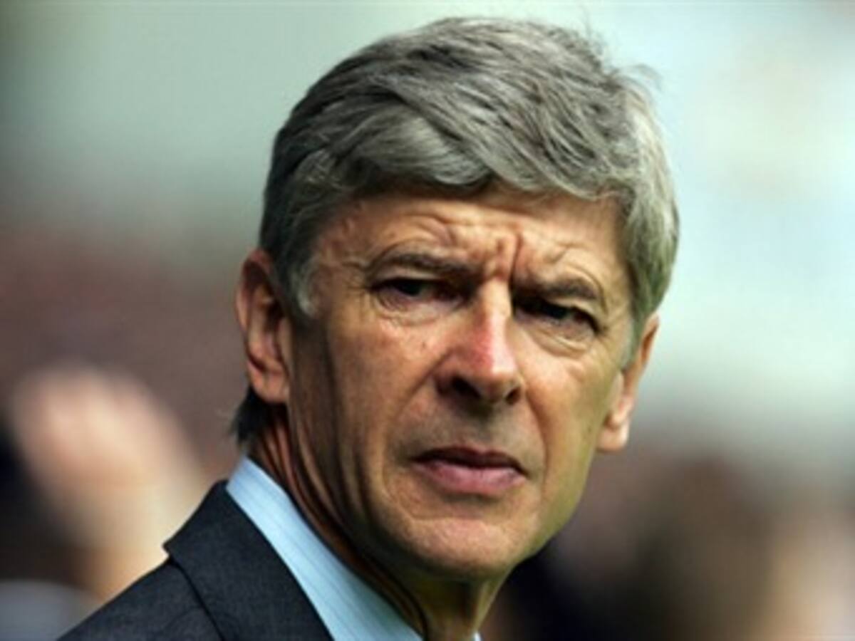 UEFA sanciona a Arsene Wenger con dos partidos de suspensión