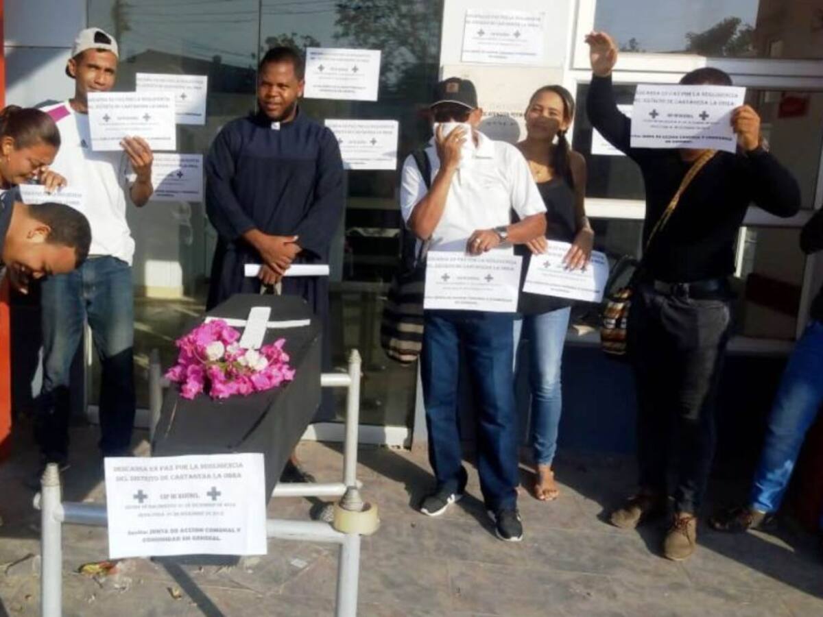 Con sepelio simbólico, corregimiento de Cartagena reclama centro de salud