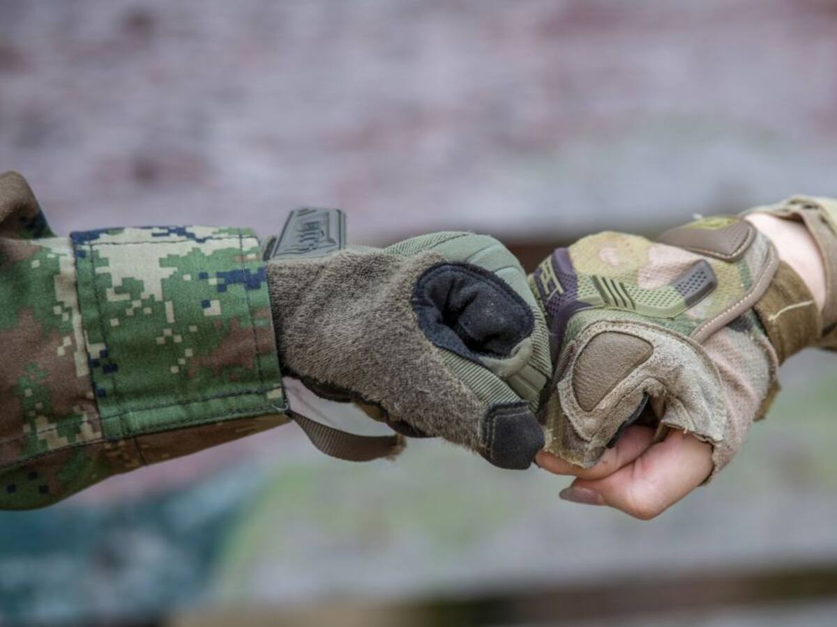 En apoyo a la mujer, Ejército modificó las letras de sus cantos: así son