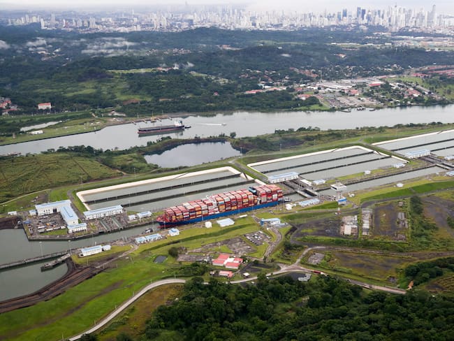 Un buque portacontenedores transita por las esclusas de Cocolí, en el Canal de Panamá en Ciudad de Panamá (Panamá). 
EFE/Bienvenido Velasco