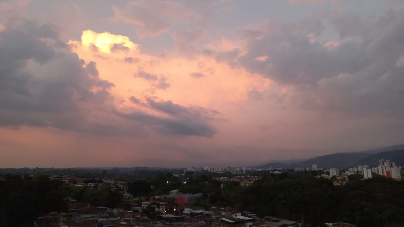 Hermosos atardeceres en Armenia. Foto: Vanessa Porras