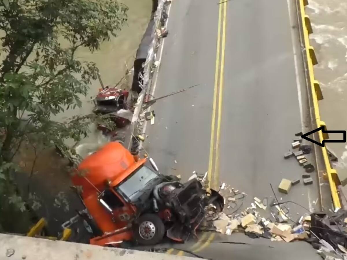 Lingotes de plomo que cayeron al río La Vieja por desplome de puente no afectaron el agua