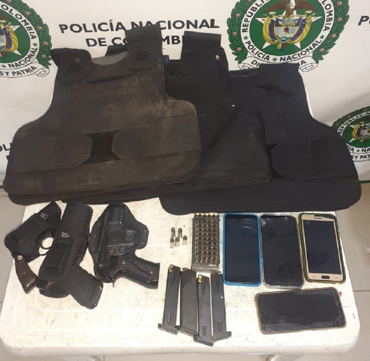 Capturan a 4 hombres en carro de alta gama con chalecos antibalas y armas de fuego
