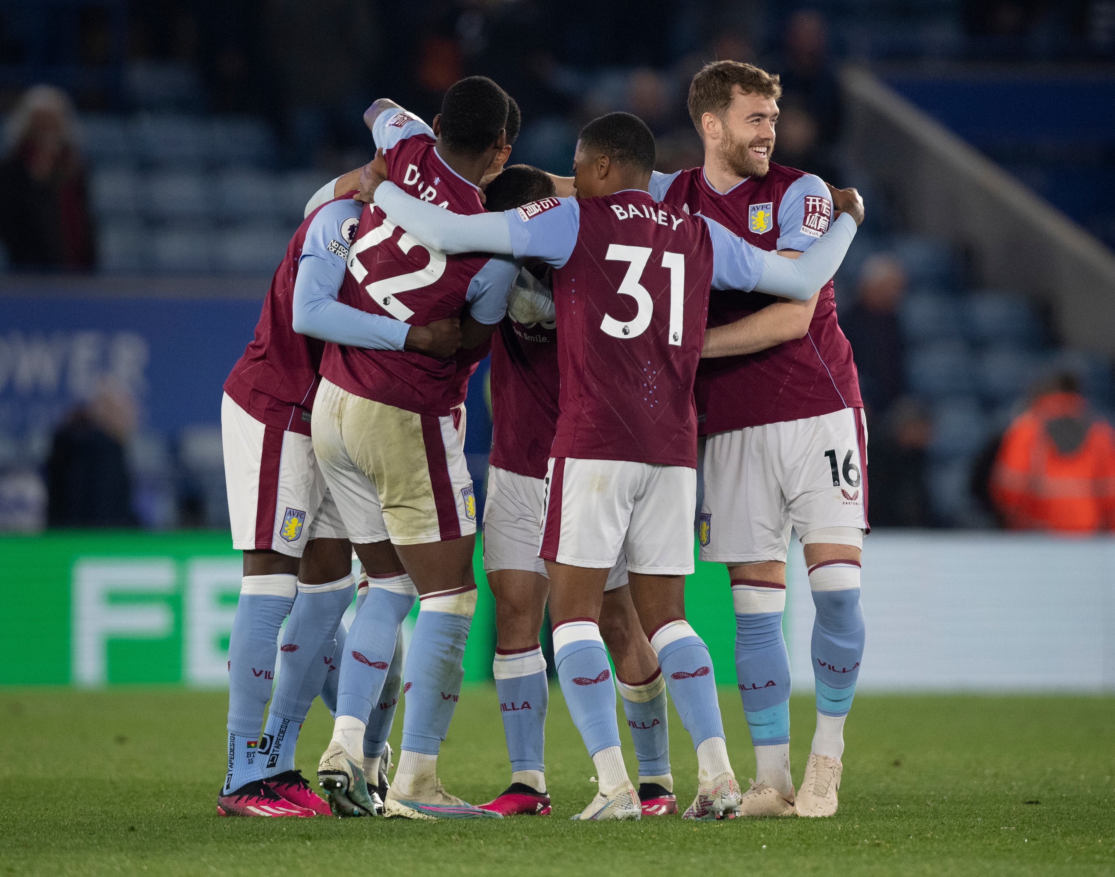 LEICESTER, INGLATERRA - 04 DE ABRIL: Calum Chambers, Leon Bailey, Jhon Duran, Emiliano Buendia y Bertrand Traore de Aston Villa celebran después del partido de la Premier League entre Leicester City y Aston Villa en el King Power Stadium el 4 de abril de 2023 en Leicester, United Reino. (Foto de Joe Prior/Visionhaus a través de Getty Images)