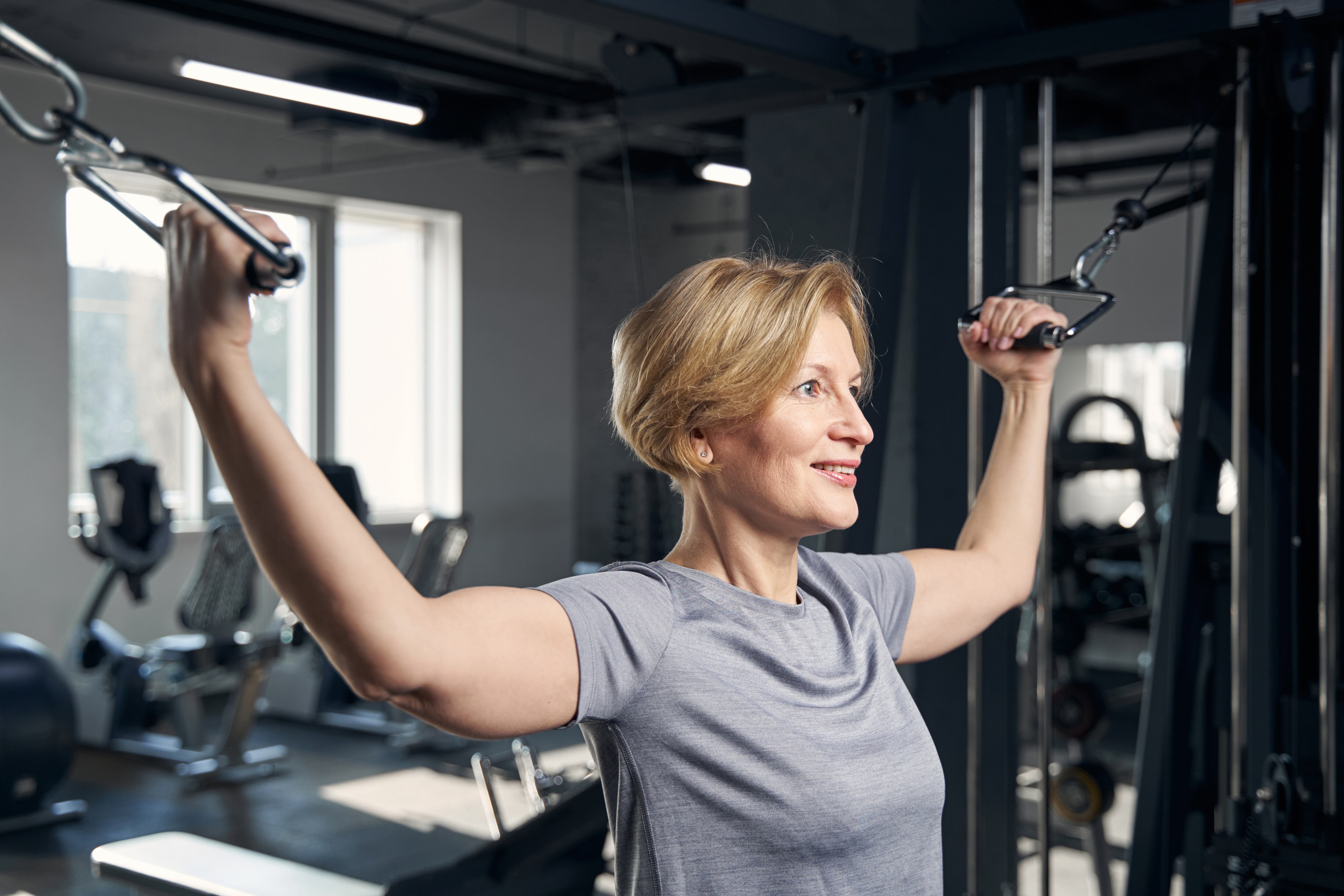 Mujer ejercitándose (Foto vía Getty Images)