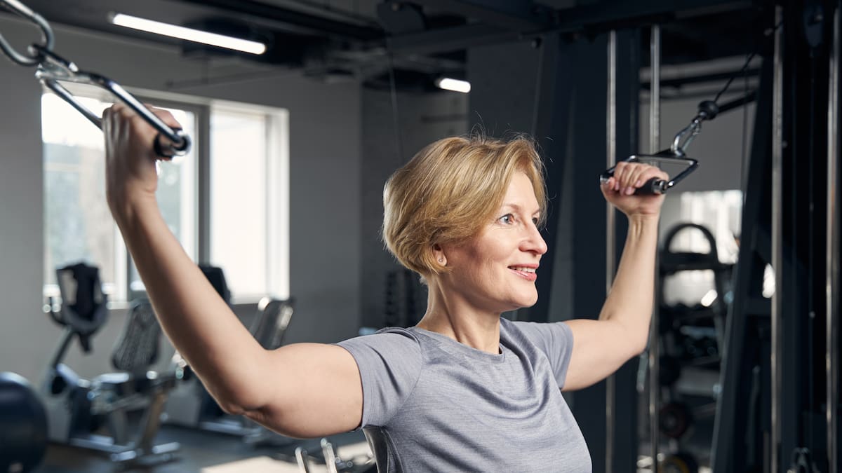 ¿Cómo ganar masa muscular en mujeres de 50 años? Ejercicios y alimentos recomendados