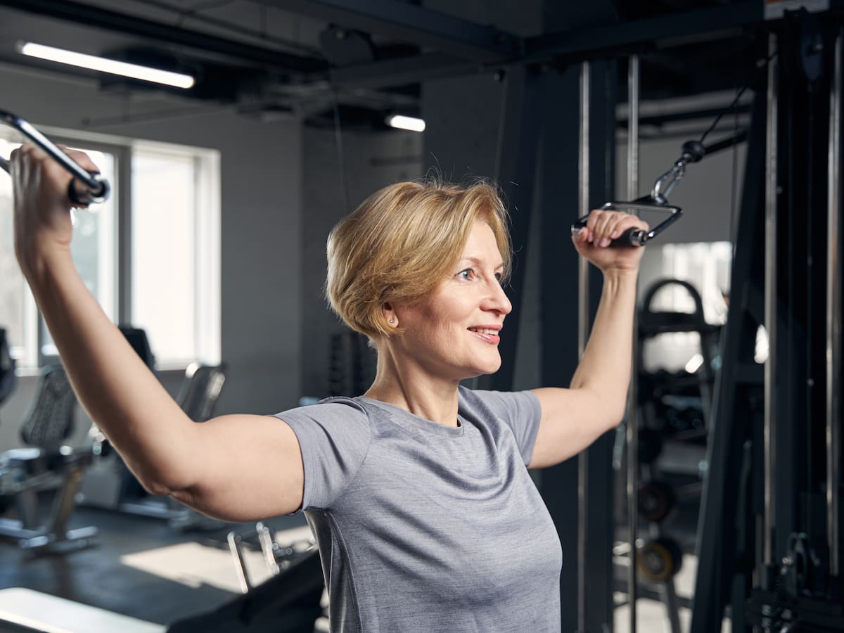 ¿Cómo ganar masa muscular en mujeres de 50 años? Ejercicios y alimentos recomendados