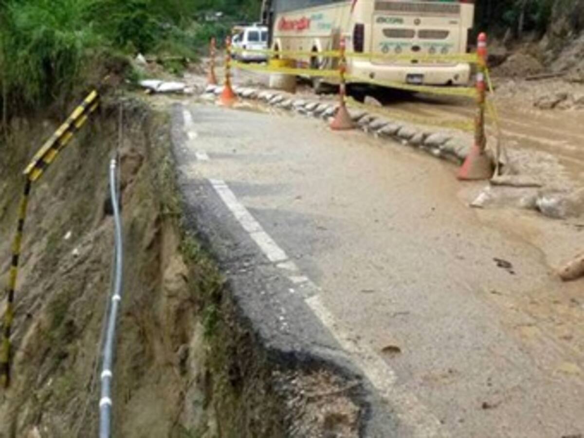 Evalúan daños en vías de Santander por lluvias
