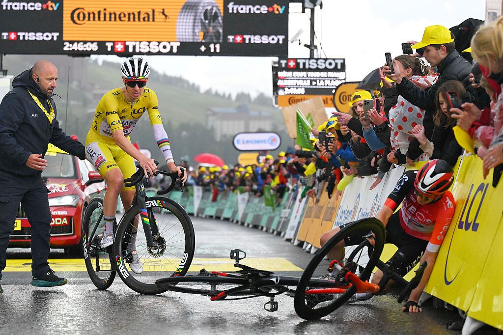 Thymen Arensman ciclista ganador de la etapa 19 del Tour y Tadej Pocagar /Tim de Waele/Getty Images