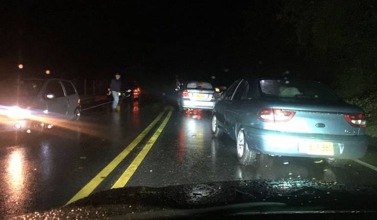 Vehículos en la vía Manizales - Fresno represados por deslizamiento de tierra