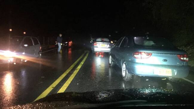 Vehículos en la vía Manizales - Fresno represados por deslizamiento de tierra