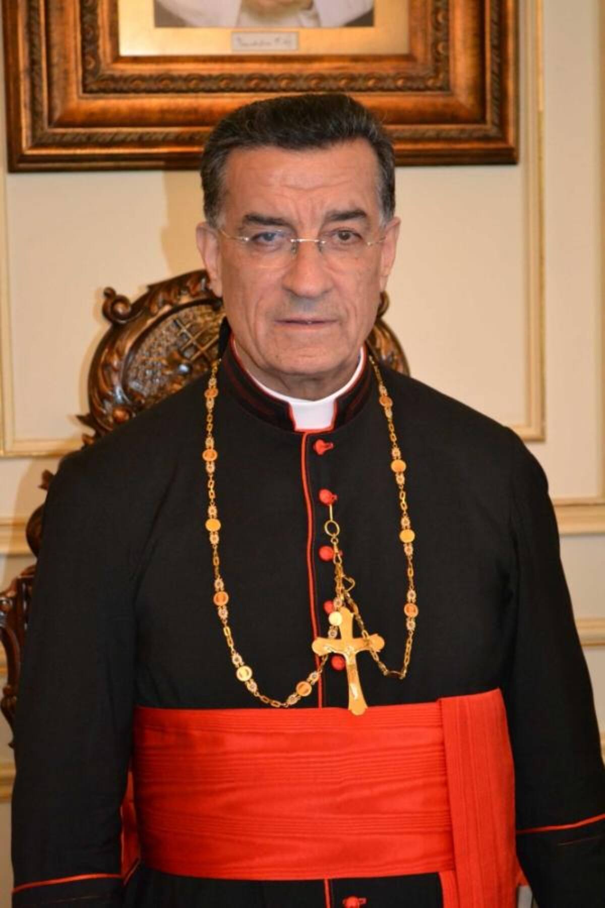Béchara Boutros Raï, tiene 72 años, es Patriarca de Antioquía y metropolitano de la Iglesia católica maronita.