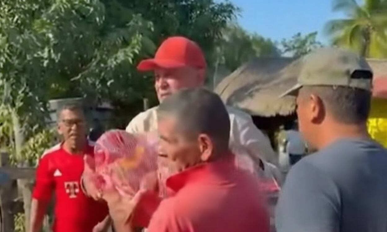 Salvatore Mancuso entregando ayudas humanitarias a los damnificados por las inundaciones en Córdoba.