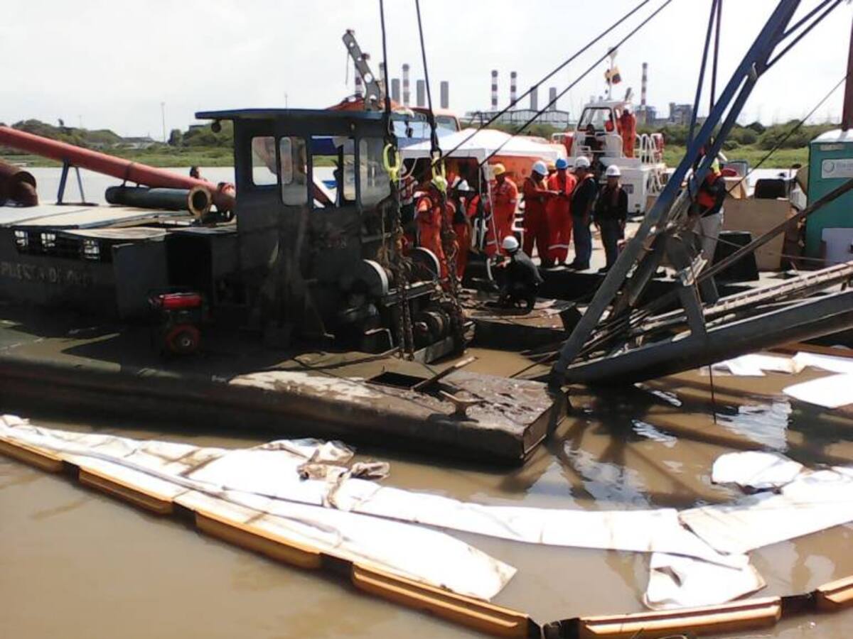 Rescatan draga hundida en el Magdalena hace más de 20 días