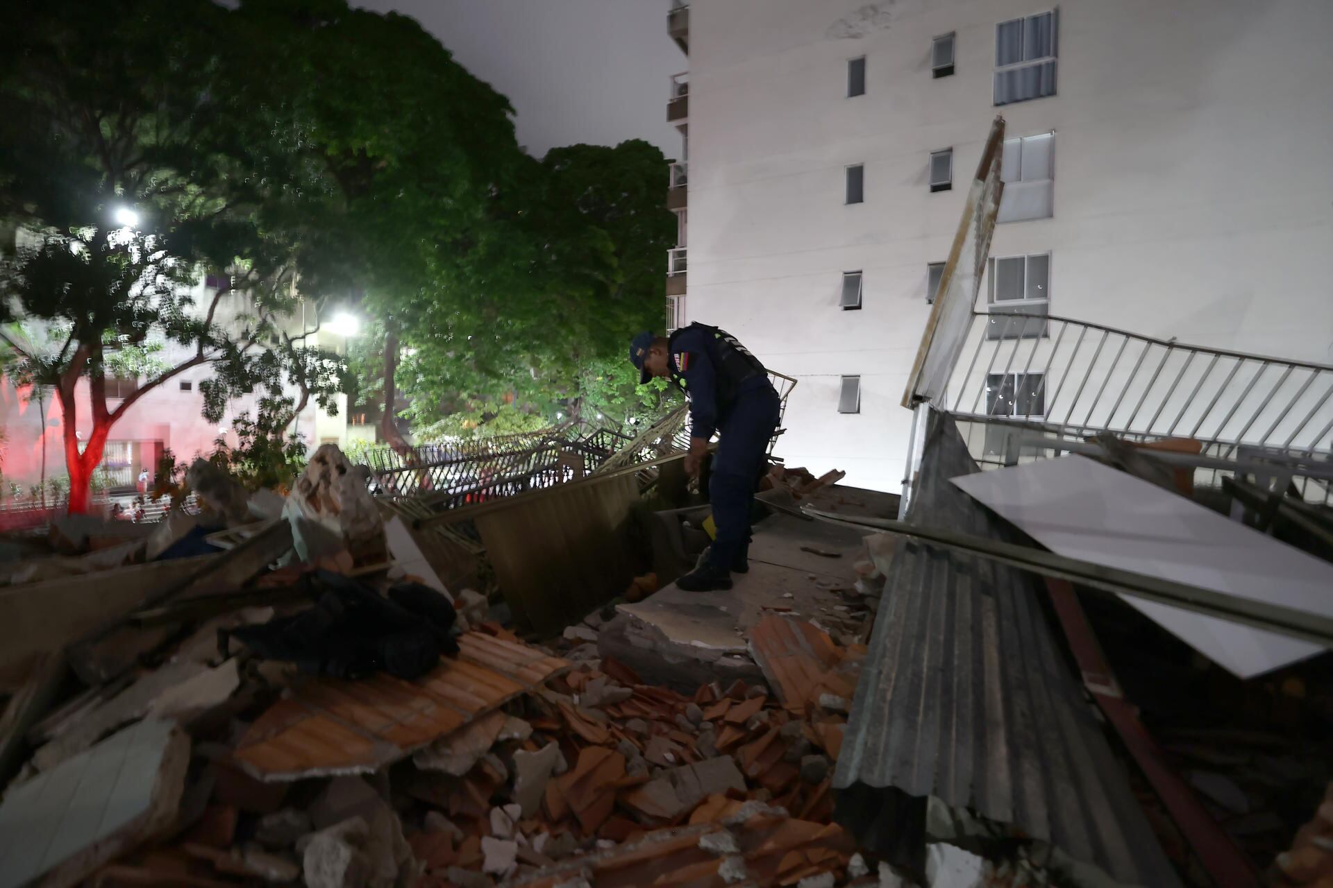 Rescatistas buscan personas atrapadas tras terremoto en Venezuela. Foto: EFE.