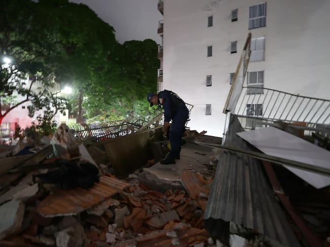 Rescatistas buscan personas atrapadas tras terremoto en Venezuela. Foto: EFE.