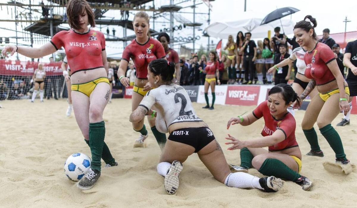Con sus camisas pintadas se jugó un partido entre actrices de películas para adultos.