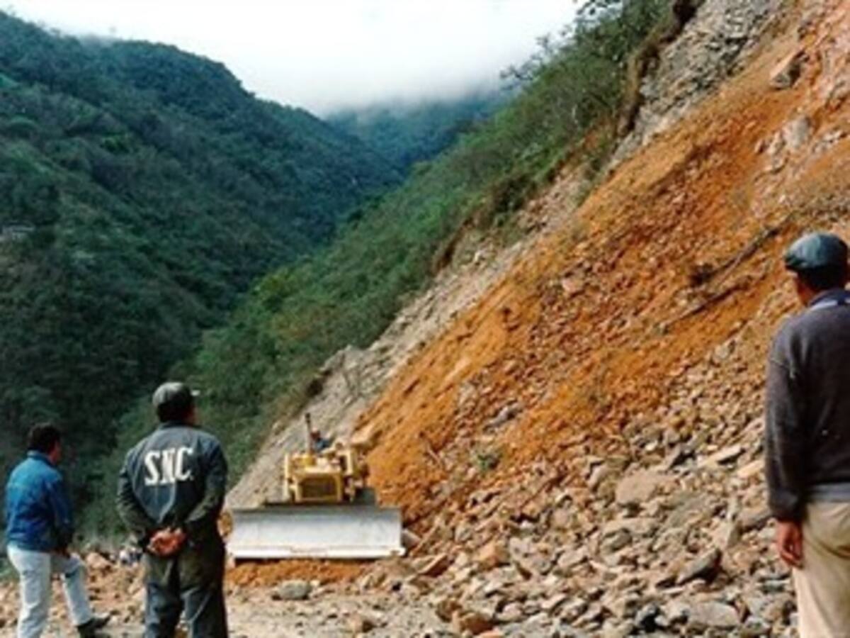 Cerrado el paso en la vía Villeta - Honda por volcamiento de una tractomula