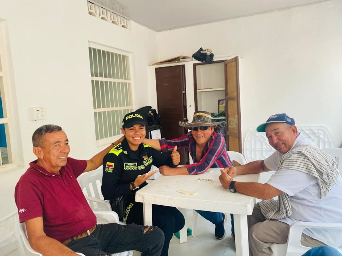 Policía celebra el Día del Padre con adultos mayores en Margarita, Bolívar