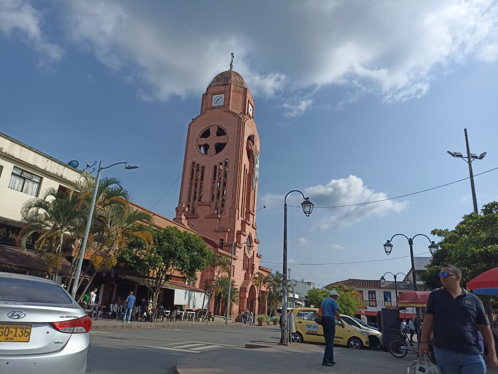 Días soleados en los municipios del Quindío,  iglesia Jesús, María y José de Quimbaya