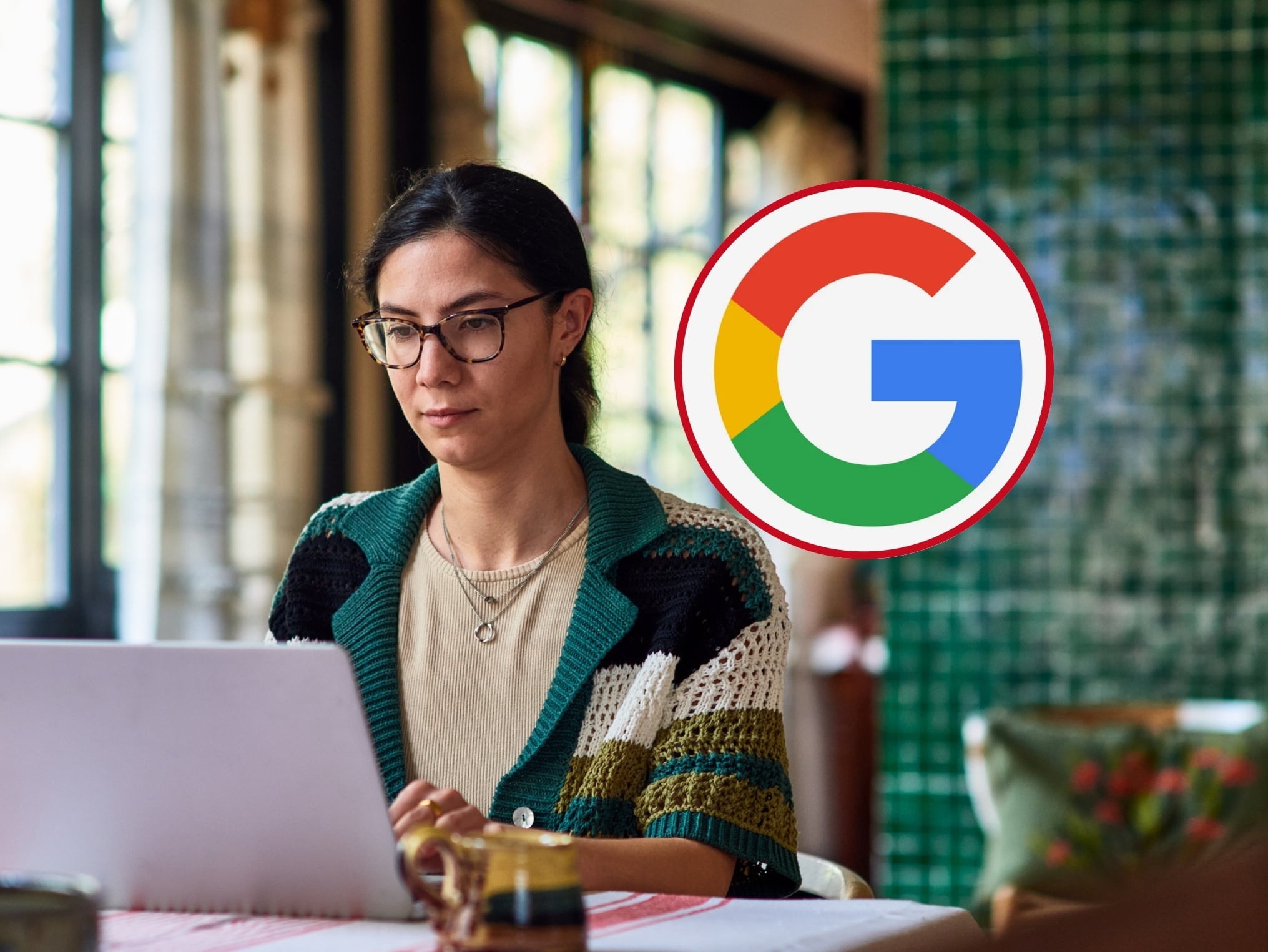 De fondo: Persona navegando por la web usando un computador portátil (Cortesía: Getty Images)