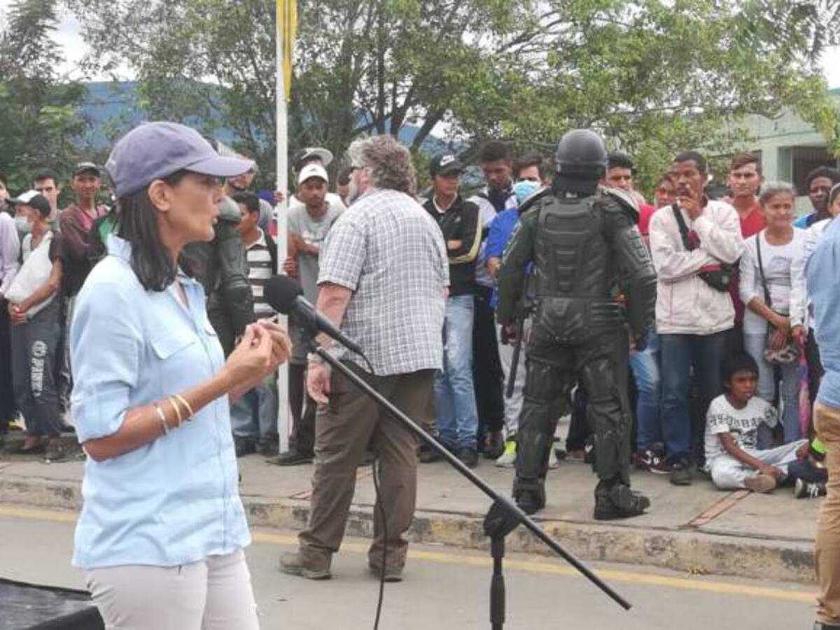 Comunidad internacional debe aislar a Maduro, es un dictador: Nikki Haley
