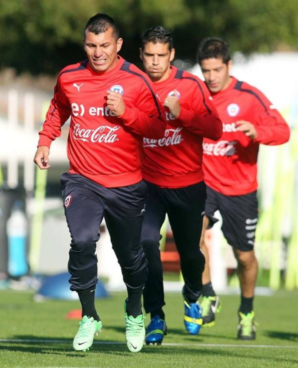 Medel se ejercita junto a sus compañeros en Santiago. Foto: EFE