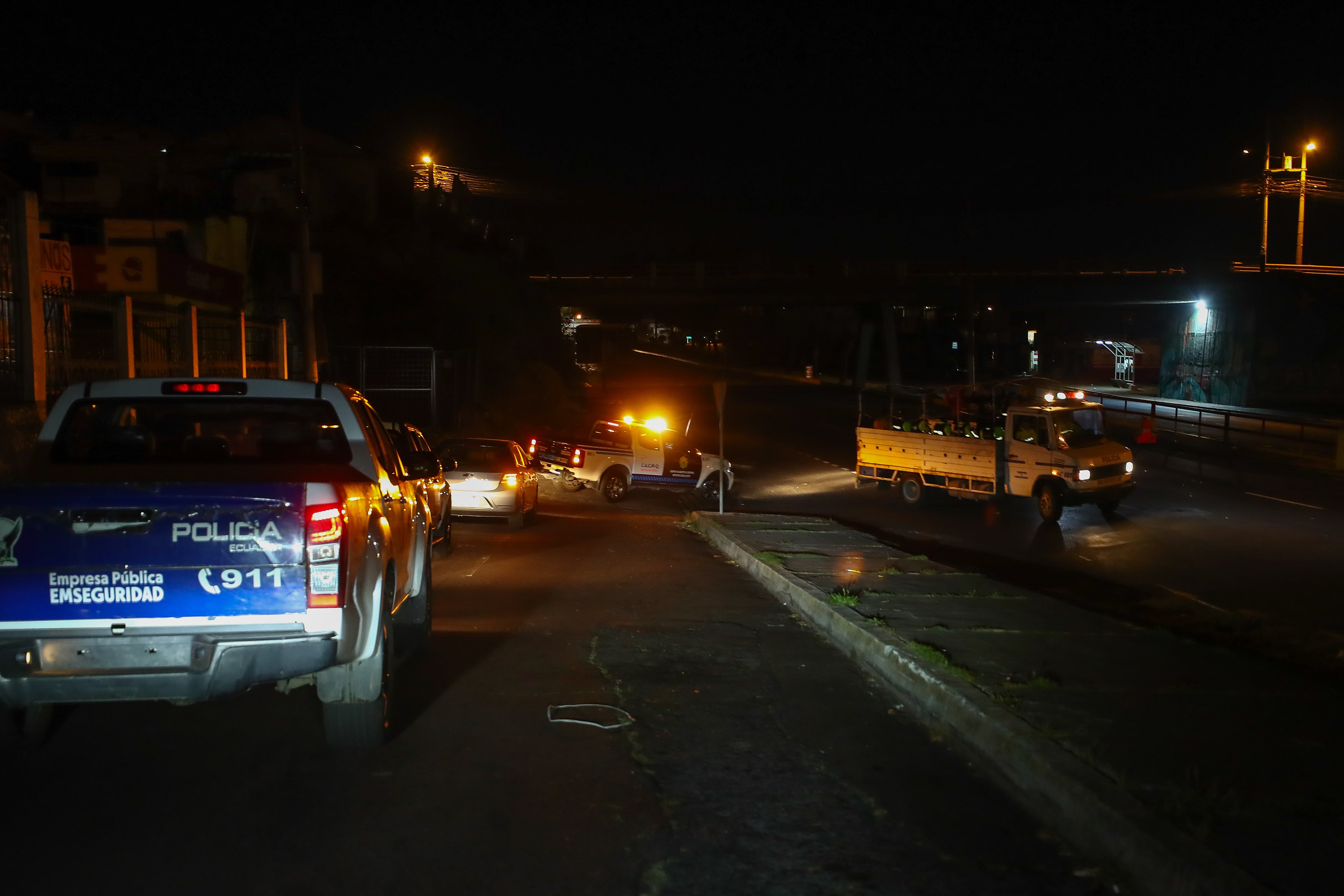 Militares realizan controles en las calles de Quito tras el inicio de apagones por crisis energéticaen Quito (Ecuador).
EFE/ José Jácome