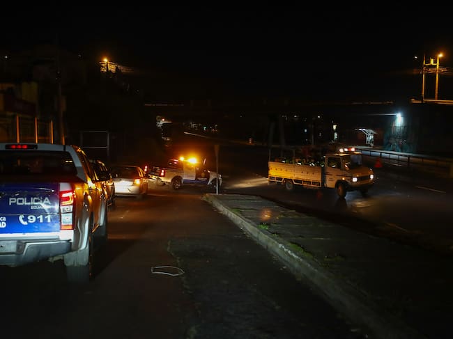 Militares realizan controles en las calles de Quito tras el inicio de apagones por crisis energéticaen Quito (Ecuador).
EFE/ José Jácome