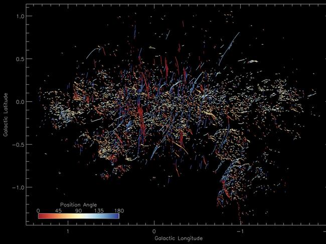 El astrónomo Farhad Yusef-Zadeh de la Universidad Northwestern y sus colegas descubrieron numerosos filamentos que emanan del agujero negro central de la galaxia / @deicherstar