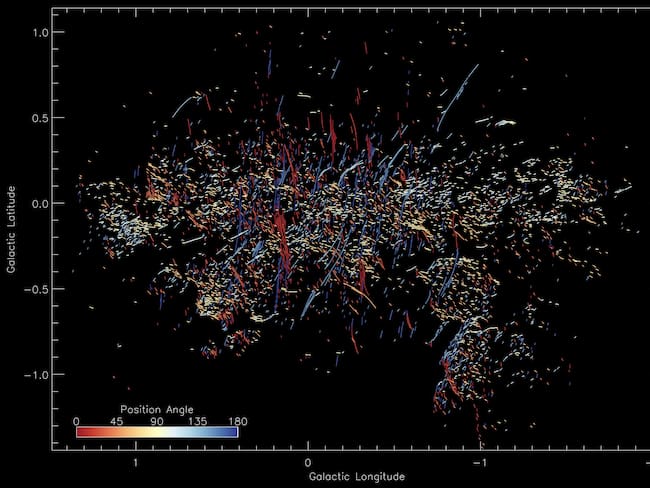 El astrónomo Farhad Yusef-Zadeh de la Universidad Northwestern y sus colegas descubrieron numerosos filamentos que emanan del agujero negro central de la galaxia / @deicherstar