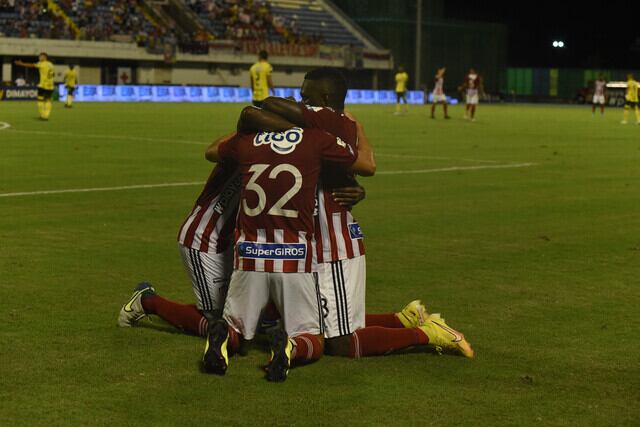 Los jugadores del Junior festejan el gol de Fabián Sambueza ante Alianza Petrolera / Colprensa.