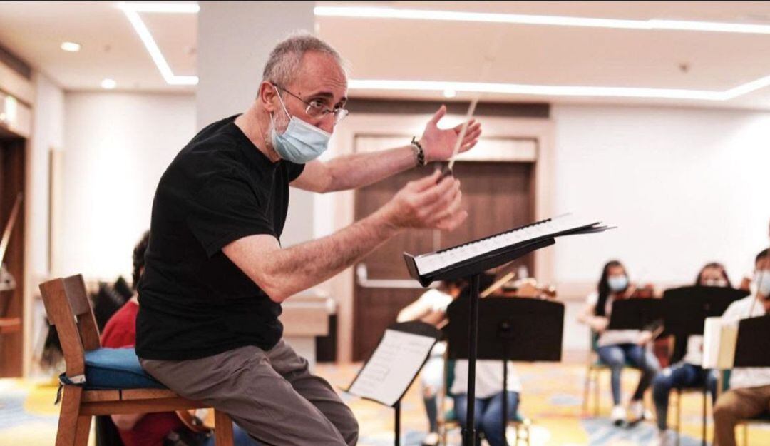 El músico italiano Aurelio Zarrelli llega a la ciudad para grabar el video “Música en imágenes” junto a la Orquesta Sinfónica de Cartagena