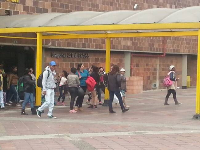 Desplazados desalojan instalaciones del SIM en Bogotá