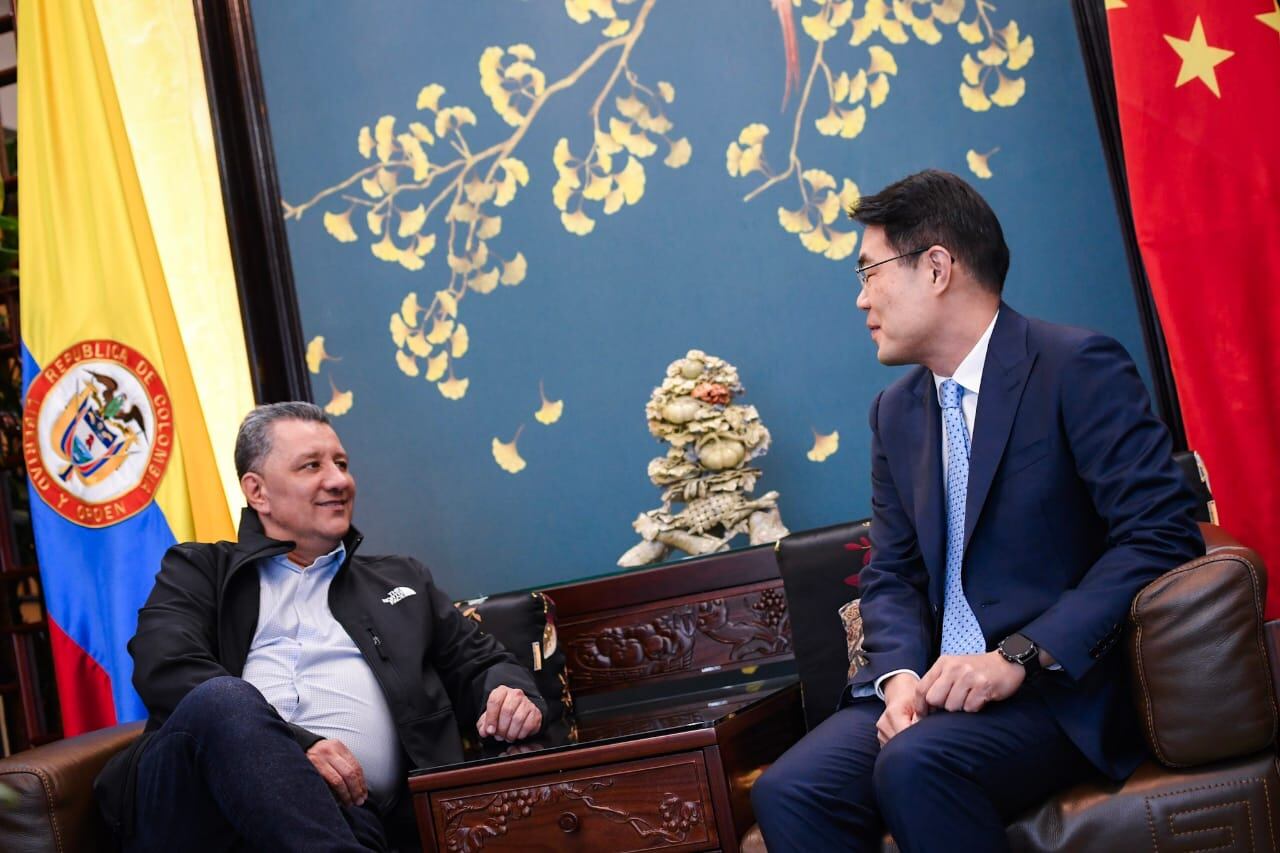 Embajador de la República Popular de China en Colombia con el gobernador del Tolima