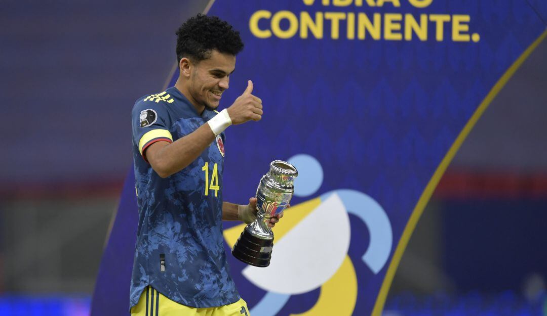 Luis Díaz festeja junto a su premio como mejor jugador tras el partido por el tercer puesto ante Perú.