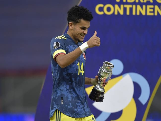 Luis Díaz festeja junto a su premio como mejor jugador tras el partido por el tercer puesto ante Perú.