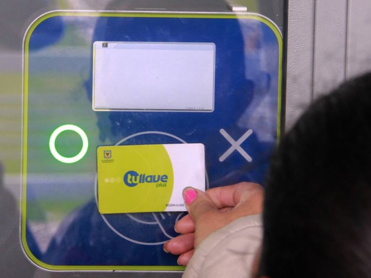 López firmó proyecto para castigar venta irregular de pasajes del SITP y TM