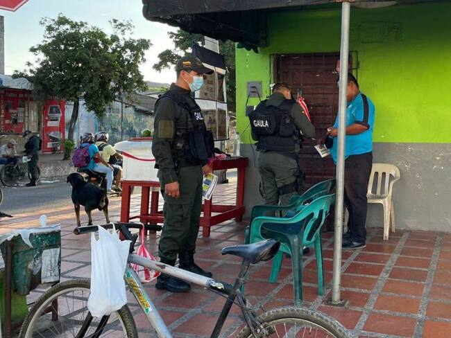 Archivo de referencia. Gaula visitando negocios comerciales en Barranquilla