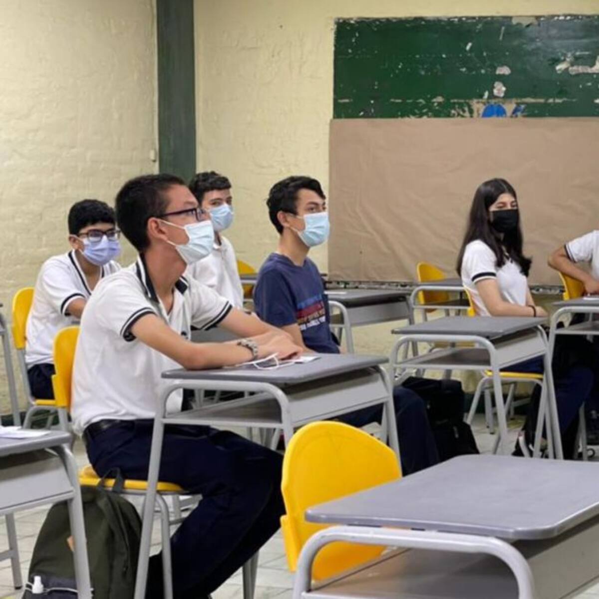 Estudiantes, profesores y padres de familia celebran el regreso a clases